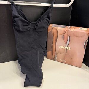 SKIMS SEAMLESS SCULPT BODYSUIT